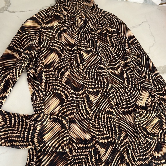 ST. JOHN SPORT Mock Neck Long Sleeve Psychedelic Design Brown Tan Petite XSMALL - Picture 8 of 16